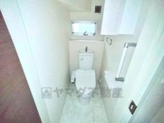 ウォシュレット付きトイレです。1階2階の2ヶ所にトイレがあるので、忙しい朝にもゆとりができますね＾＾