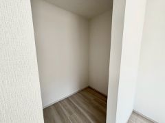 ウォークインクローゼットは奥にハンガーパイプ、手前に可動棚を付け、コートなどのアウター類から帽子や靴下などの小物類まで全て収納できます＾＾