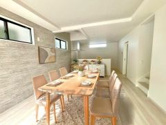 （家具はCGによるイメージとなります） おしゃれなキッチンを中心とした開放的なリビング。お友達や親せきをお招きするのも楽しみです＾＾