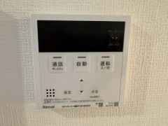 キッチン横からお湯張り、追い炊き、足し湯がボタン一つで楽々操作できる給湯機リモコンです＾＾忙しい夕飯の準備の時間帯に重宝しますね。