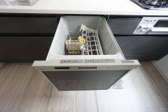 炊事時間を大幅に短縮できる食器洗浄乾燥機付きです＾＾冬場の洗い物による手荒れの悩みも軽減されますね。