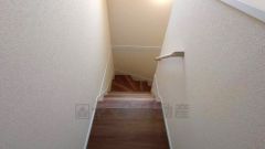 同仕様写真。日中でも暗くなりがちな階段には、小窓を配置し採光も考えられたつくり＾＾手摺付きなので安全に上り下りできますね＾＾