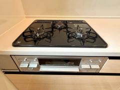3種類の料理が同時に調理できる、3口ガスコンロ。忙しい夕食の支度時間が短縮できて効率よくお料理が楽しめます。