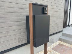 容量も大きく、大きな郵便もしっかり受け取れる郵便受けです。ダイヤルロックもついているので防犯面も安心です。