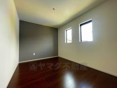 床の傷や汚れが目立ちにくいダークブラウンのフローリングは、部屋全体に落ち着きや重厚感をもたらしてくれます。