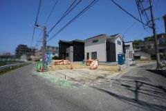 前面道路は南側約4ｍの公道に面しています。