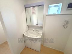 洗面台、洗濯機置き場、バスルームが連なっている、生活導線の考えられた作りになっています。