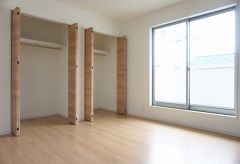 同仕様写真。寛ぎの時間を紡ぎだす主寝室は、大型ベッドを置いても余裕の広さを確保しています。
