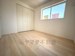 大きめのクローゼットがついた使いやすい洋室です。すっきりと整理整頓できるので気持ちよくすごせます＾＾