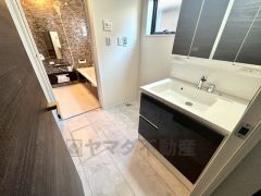 洗面台、洗濯機置き場、バスルームが連なっている、生活導線の考えられた作りになっています。