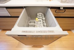 炊事時間を大幅に短縮できる食器洗浄乾燥機付き＾＾食器を洗う手間が減るので家族とのコミュニケーションの時間や自分の時間が増えますね。