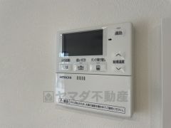 キッチン横からお湯張り、追い炊き、足し湯がボタン一つで楽々操作できる給湯機リモコンです。忙しい夕飯準備の時間帯に重宝しますね。