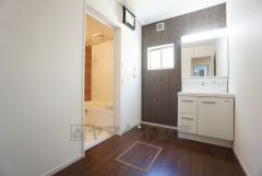 洗面台、洗濯機置き場、バスルームが連なっている、生活導線の考えられた作りになっています。