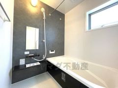 1日の疲れを癒すくつろぎのバスルーム。足を伸ばしてもゆったりと入れるサイズです。お子様と一緒にお風呂に入っても狭くないですね＾＾