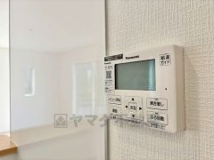 お湯張り、追い炊き、足し湯がボタン一つで楽々操作できる非常に便利な給湯機リモコンです。追い炊きがついていると寒い冬は水道代の節約にもなるので助かりますね