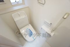 温水洗浄機付トイレです。節水機能もあるので、安心して使えますね。もちろん、1階2階の2ヶ所にトイレがあるので、忙しい朝にもゆとりができますね。