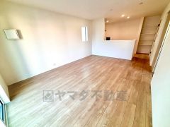 おしゃれなキッチンを中心とした開放的なリビング。お友達や親せきをお招きするのも楽しみです＾＾ キッチンに向き合う形で大きな窓があります。たくさんの光や風を取り込むことができ快適な生活が過ごせそうです。