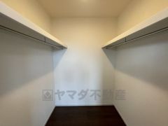 収納量たっぷりのウォークインクローゼット。ハンガーパイプ付で散らかりがちな洋服類もきれいに整理できます。