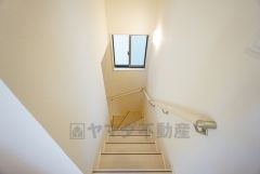 日中でも暗くなりがちな階段には、小窓を配置し採光も考えられたつくり＾＾手摺付きなので安全に上り下りできますね＾＾