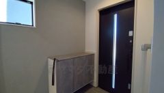 採光も考えられた玄関です。棚の上にお花や写真を飾っても良いですね。