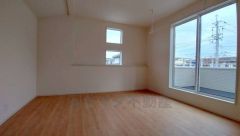 バルコニーに面していて日当たりがよく、寝室としての利用もおすすめです＾＾ 窓を高い位置に設け、プライバシーも確保しつつも、外からの光を効率よく取り入れます