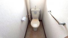 清潔感のあるトイレ空間。シンプルなつくりなので手入れもしやすく、気持ちよく利用できます。手すり付きで安全面にも考慮された設計です＾＾