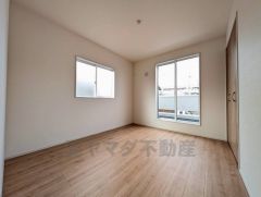 2面採光で明るく風通しの良い洋室。バルコニーに面した窓から光が差し込み、心地よい空間が広がります。