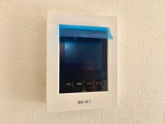 今や必需品となっておりますTVモニター付きインターホンです。録画・再生器のもついており防犯性もばっちりです。キッチン横にありワンタッチで外の方とお話ができますので便利です。
