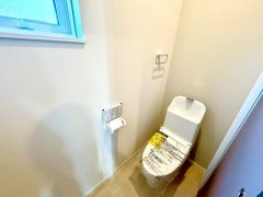 ウォシュレット付きトイレです。1階2階の2ヶ所にトイレがあるので、忙しい朝にもゆとりができますね＾＾ 温水洗浄便座リモコン付き。
