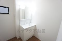 三面鏡にハンドシャワー付きで使いやすい洗面台です＾＾鏡裏と洗面ボウル下に収納付きの洗面台なので、整理整頓ができスッキリと使えます＾＾