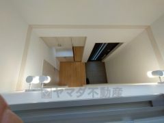 玄関は吹抜けで抜け感があります