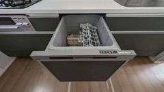 炊事時間を大幅に短縮できる食器洗浄乾燥機付きです＾＾冬場の洗い物による手荒れの悩みも軽減されますね。