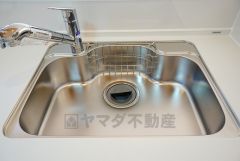同仕様写真。現況と異なる場合は現況を優先します。大きなお鍋も楽々洗える幅の広いシンクです＾＾ステンレスシンクなので簡単にお掃除できますよ。洗剤やスポンジもすっきりできる収納付き。