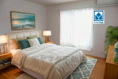 バルコニーに面した洋室です。大きな窓からやわらかな陽が差し込む明るいお部屋です。寝室としてもおすすめです。