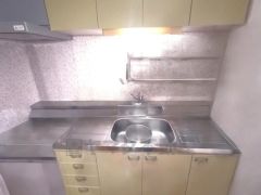 （CGによる加工あり）キッチンは小さめですが吊戸棚もあり、機能的です。