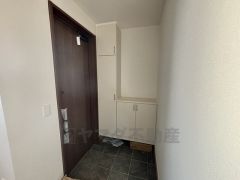 採光も考えられた明るい玄関です。たっぷり収納できるシューズボックス付きなので、家族全員の靴がきれいに整頓できます。