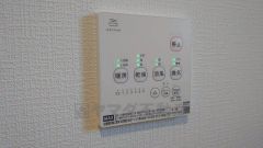 浴室暖房乾燥機には、暖房、乾燥、涼風、換気の4つの機能が付いています。タイマー付きです。雨の日はもちろん、急ぎで洗濯する必要のあるお子様の体操服や、下着類などを乾かすのに便利です。