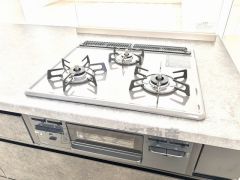 3種類の料理が同時に調理できる、3口ガスコンロ。忙しい夕食の支度時間が短縮できて効率よくお料理が楽しめます。