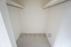 寝室にはハンガーパイプ付きのウォークインクローゼットが設けられています。たっぷり収納できるので衣替えの心配もいりませんね＾＾