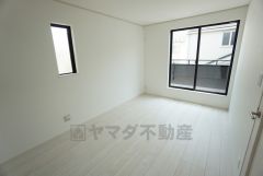 バルコニーに面した陽当たりの良い洋室です＾＾