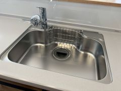 大きなお鍋も楽々洗える、幅が広いシンク。 洗剤や石鹸、スポンジもすっきりできる収納付き。