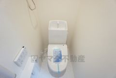 ウォシュレット付きトイレです。1階2階の2ヶ所にトイレがあるので、忙しい朝にもゆとりができますね＾＾ 温水洗浄便座リモコン付き。