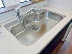 大きなお鍋も楽々洗える、幅が広いシンク。 洗剤や石鹸、スポンジもすっきりできる収納付き。浄水器が一体化した水栓シャワーが付いているので、節水効果もありますね＾＾
