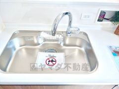 大きなお鍋も楽々洗える幅の広いシンクです＾＾ステンレスシンクなので簡単にお掃除できますよ。洗剤やスポンジもすっきりできる収納付き。
