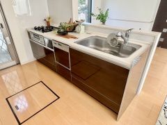 収納も、作業スペースも広々と設けられた使いやすいシステムキッチンです＾＾カウンターキッチンなので、ご家族と会話をしながら楽しくお料理ができます＾＾