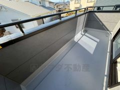 陽当たりの良いバルコニーです。お洗濯やお布団干しはもちろん、日光浴スペースにも。足元は防水工事施工済です。