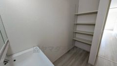 洗面脱衣室には収納棚が付いているのでタオルや着替え、シャンプー、洗剤などなども置くスペースが確保できて助かりますね。