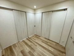 引き戸を開放すればリビングと一体化した大空間に。閉めればプライベートな個室として多目的に活用できる便利な洋室です。