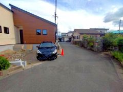 閑静な住宅街＾＾西側、約4.6ｍの公道に面しています。