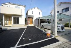 駐車スペースはゆとりある2台分を確保。マイカー用に、お客さま用に、余裕を持ってご利用いただけます。